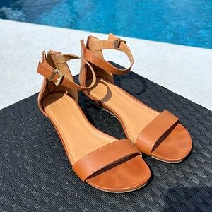 Kenneth Cole leather sandals.
